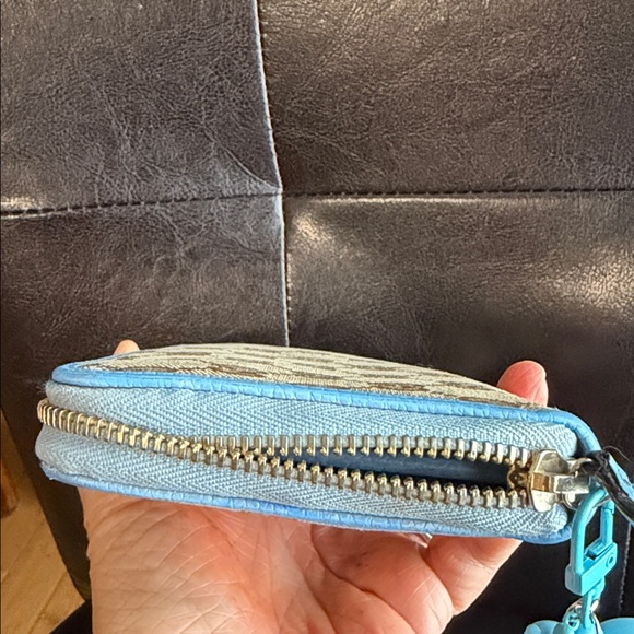 Gucci Beige and Blue Zip Wallet - Picture 7 of 9